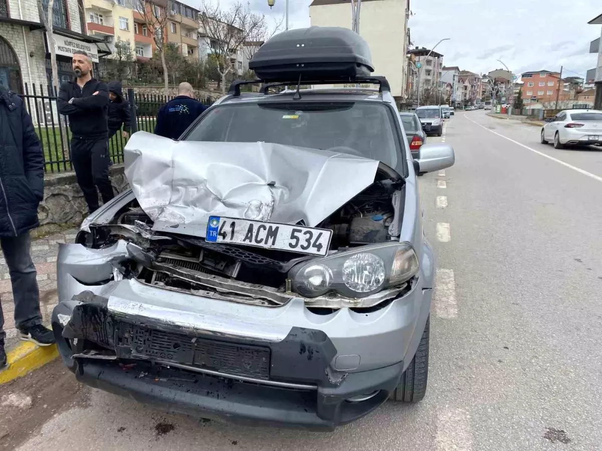 Kocaeli’de Park Halindeki Kamyonete Çarpan Otomobilde Çocuk Yaralandı