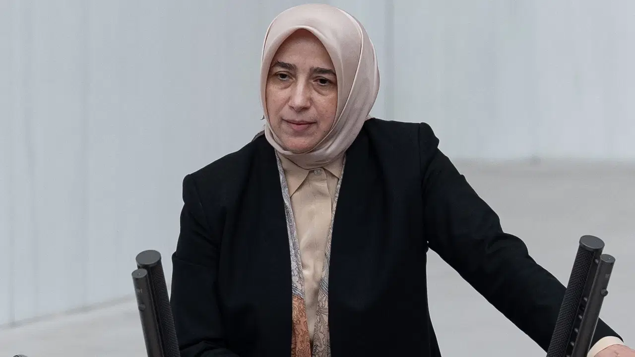 akpli ozlem zenginden mecliste ilginc talep holokost filmleri yasaklansin KJDa1gb9