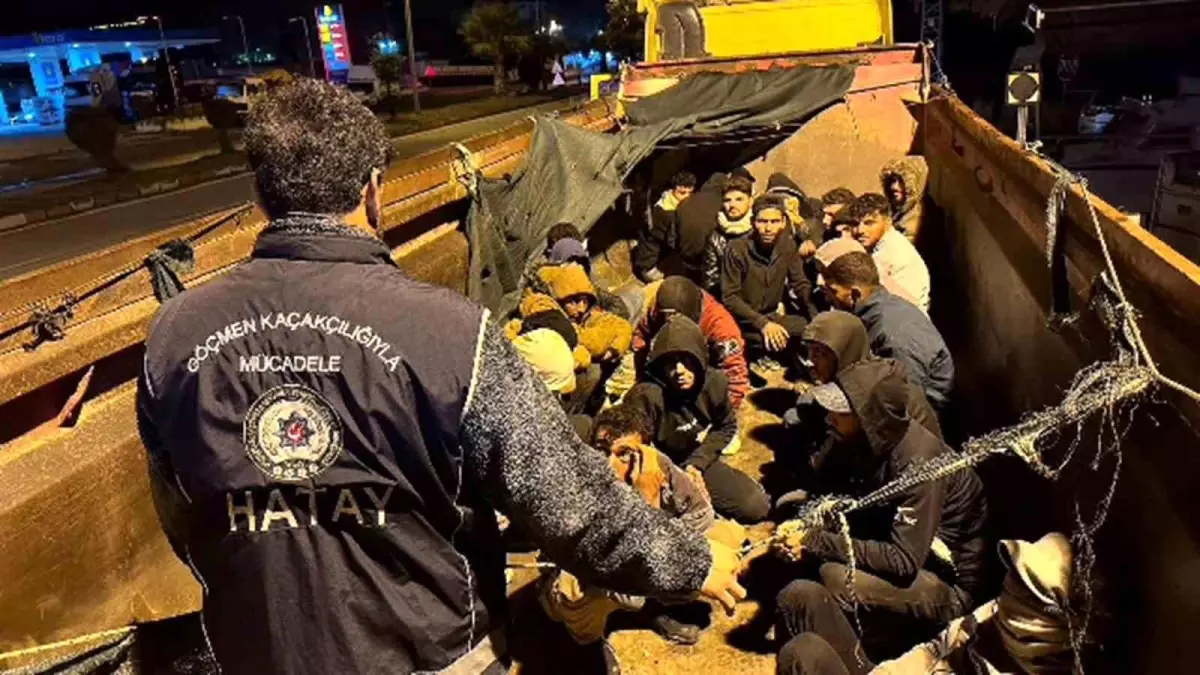 hatayda insan taciri hafriyat kamyonunda 28 kacak gocmenle yakalandi KW62FTPz.jpg