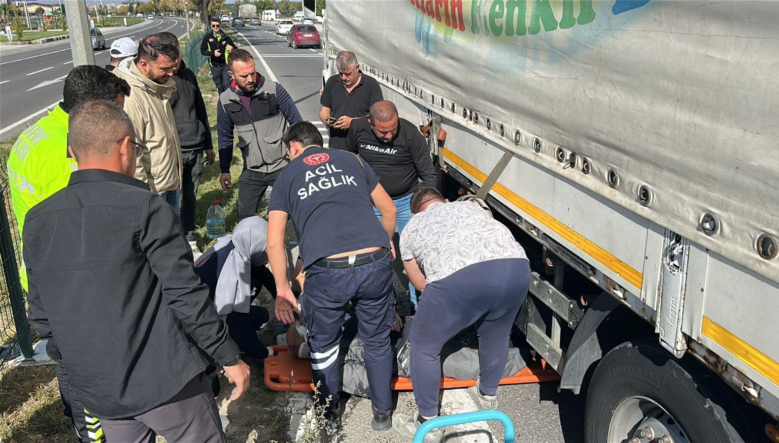 karsiya gecmek isteyen yasli adama tir carpti QpNEtTjP.jpg