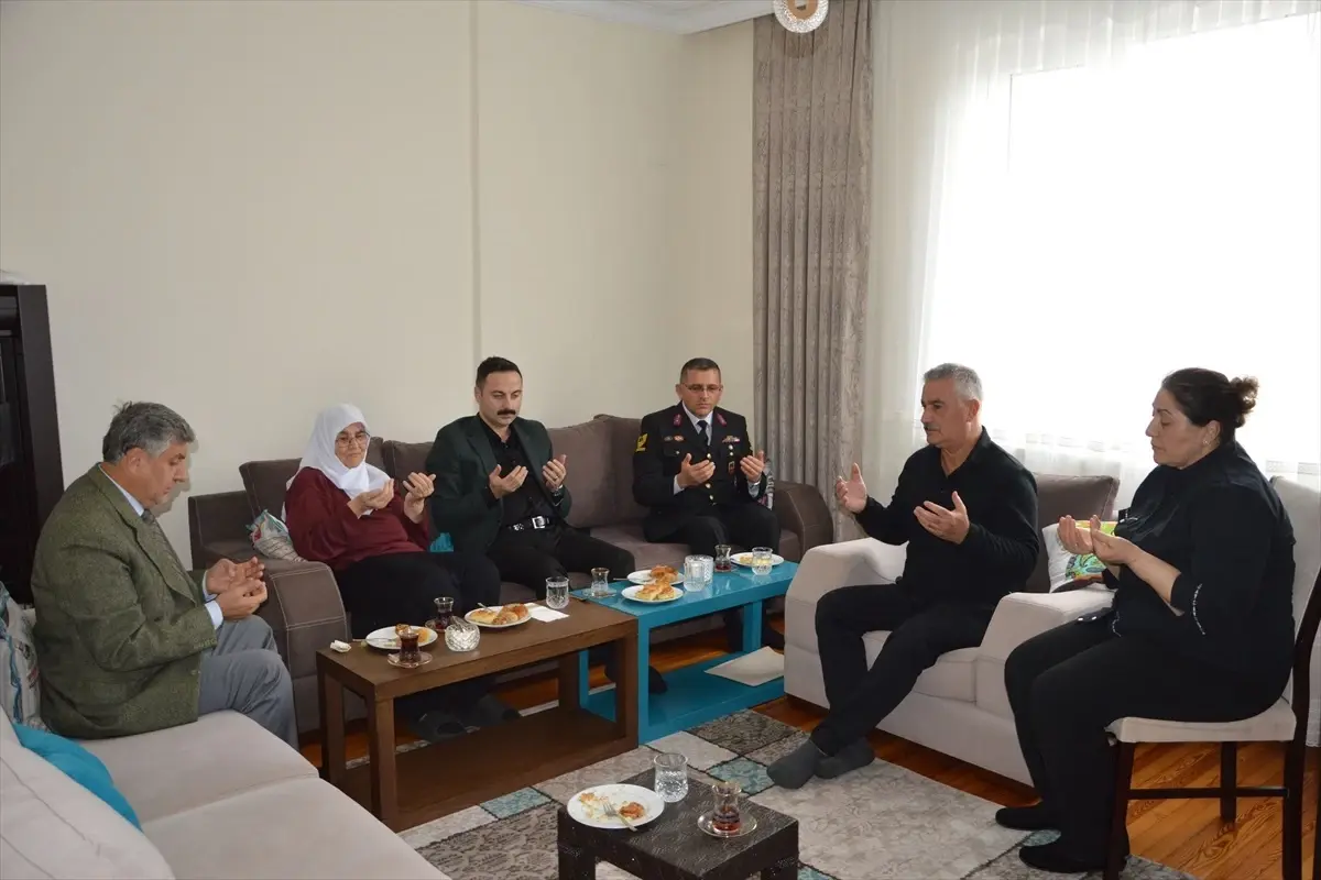 sehidin havzadaki ailesine gonderilen plaket teslim edildi AraQhDSi.jpg