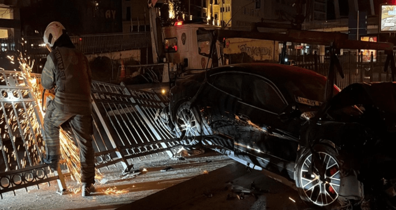 Şişli’de Lüks Araç Kaza Yaptı: Üç Yaralı