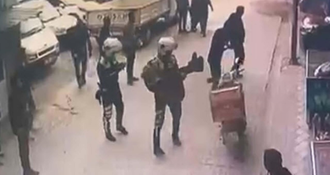 Jandarma, Yangında Mahsur Kalan Yaşlı Kadını Kurtardı; O Anlar Kamerada Yer Aldı